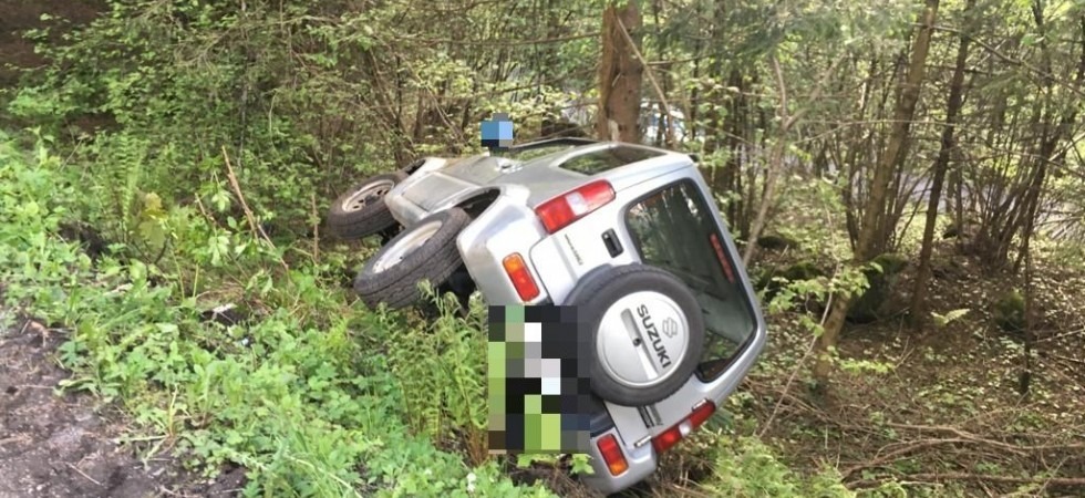 Esce di strada in montagna e l'automobile si ribalta su un lato: interviene l'elicottero